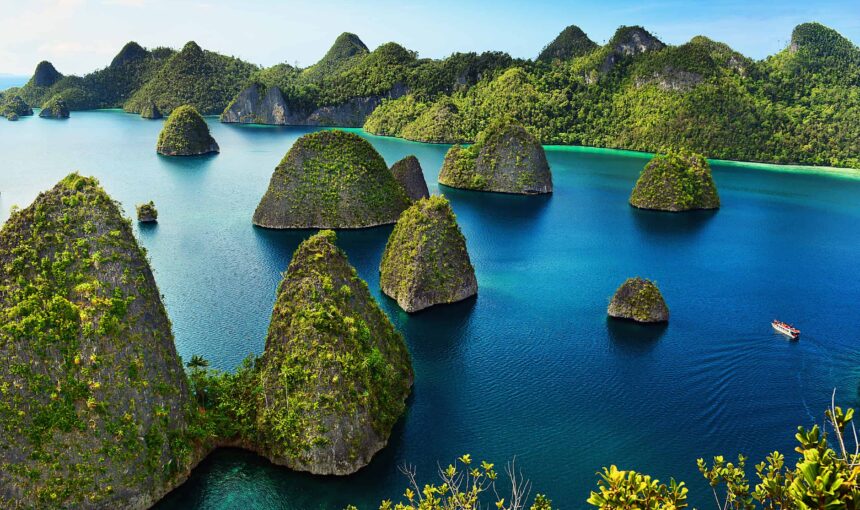 Backpacker ke Papua Barat? Ini Destinasi & Tips Wajibnya!